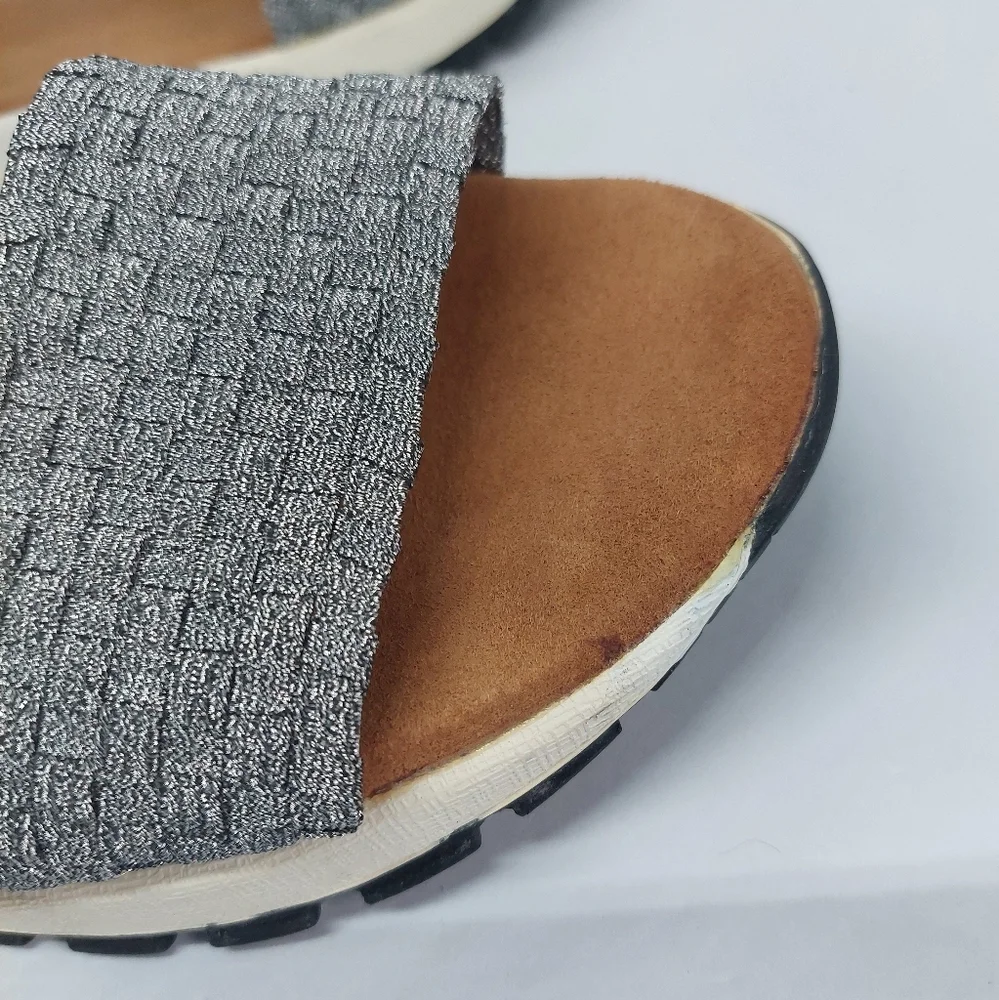Bernie Mev New York Tara Bay Pewter Gray Stretchy Sandals Womens Size 39 US 8
